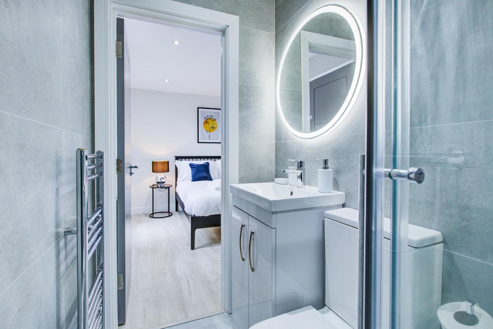 Hybrid Resi - Uxbridge Near Heathrow Airport With Onsite Car Parking Apartment Exterior photo